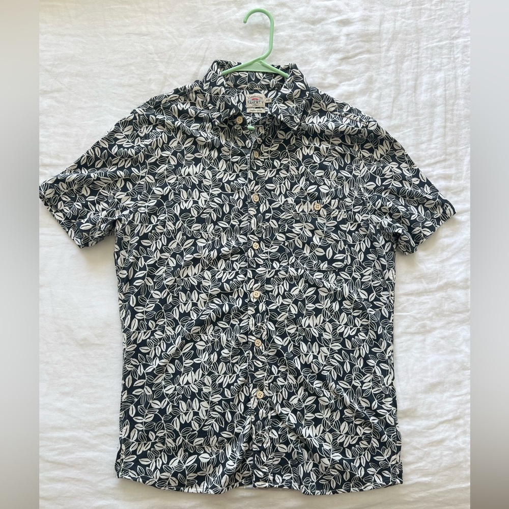 Men’s Faherty Leaves Print Short Sleeve Button Up, Size medium